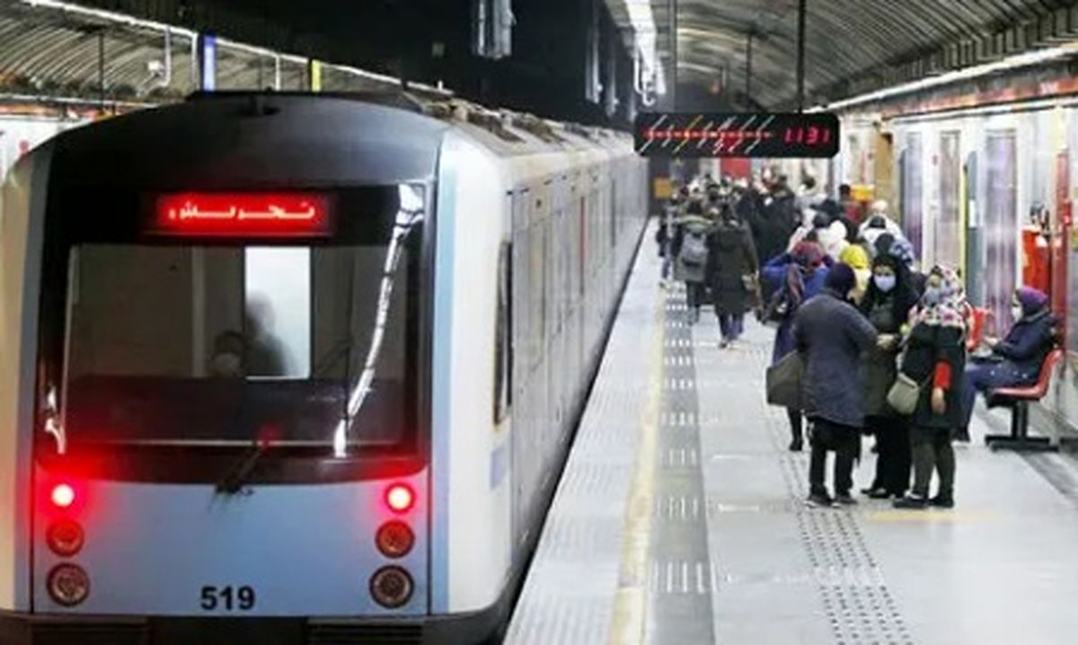 تذکر جالب مأمور متروی تهران پشت بلندگو به دو نوجوان