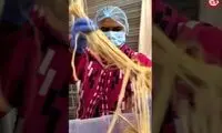 عملیات دیدنی تبدیل تنه درخت موز به نوار بهداشتی