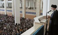 هدیه رهبر انقلاب به یک مداح در نماز عید فطر