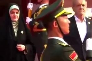 لحظه ورود پزشکیان و دخترش به مراسم رژه چین