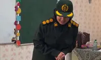 یک خانم معلم با لباس سپاه در کلاس درس ظاهر شد