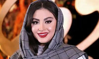 استایل کلاسیک و شیک مریم مومن در خودروی شخصی‌اش