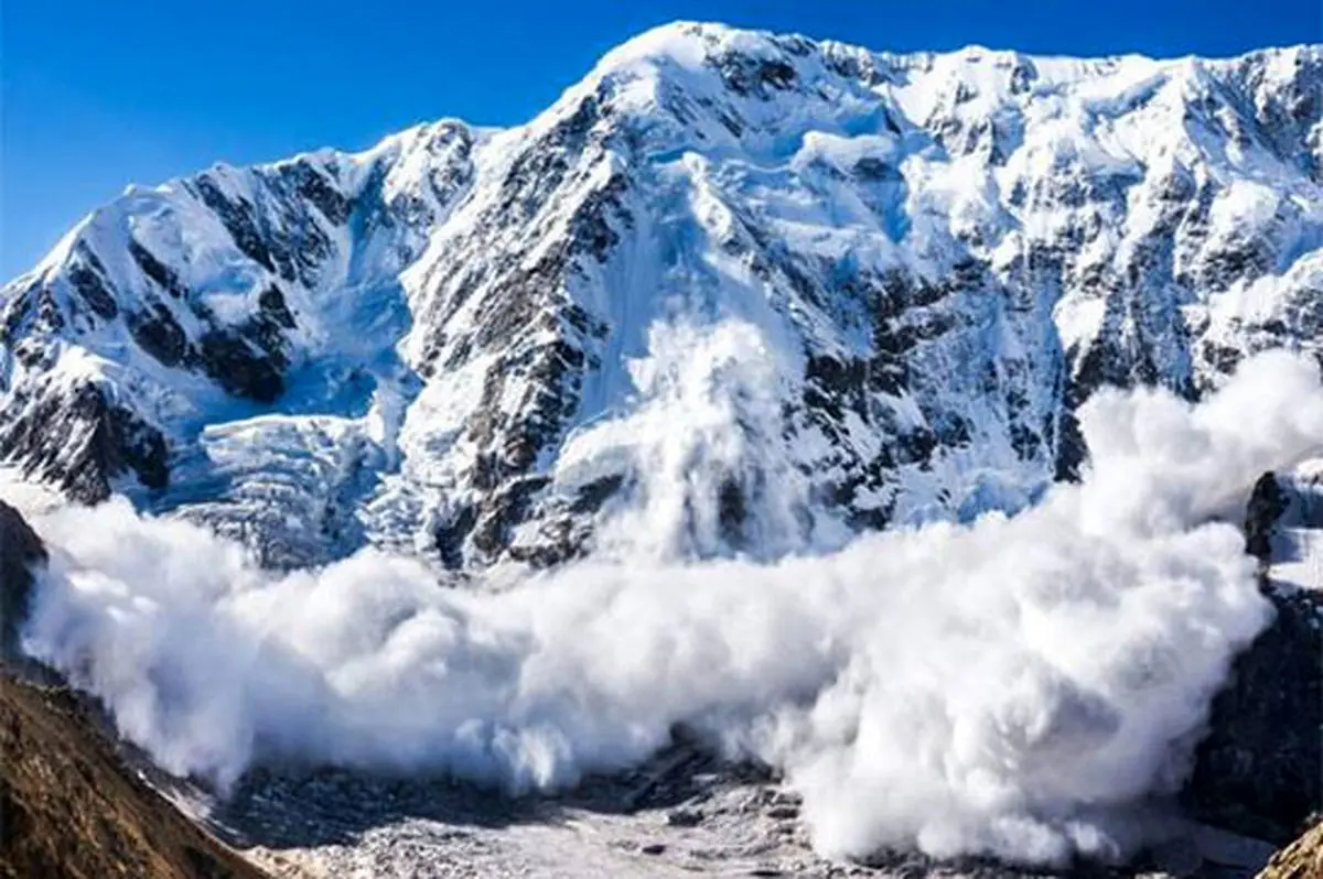 تلاش نفس‌گیر برای یافتن دو کوهنورد مدفون زیر ۱۰ متر برف