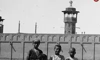 عکسی از شیر سواری کودکان در گورستان قم؛ ۱۱۰ سال قبل