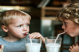 فواید شیر برای مغز کودکان و رشد آن ها