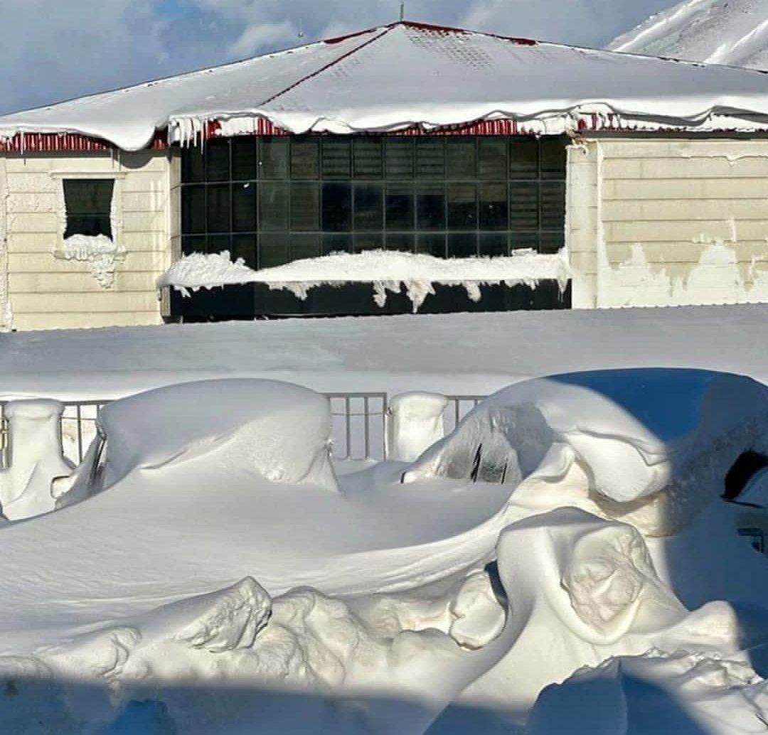 خودروها در این شهر از ایران، زیر برف دفن شدند