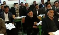 اقدام بامزه و هماهنگ چند زن و مرد مسن در یک مدرسه