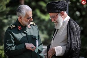 تصویری دیده نشده از سردار سلیمانی و رهبر انقلاب در حیاط بیت