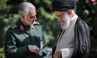 تصویری دیده نشده از سردار سلیمانی و رهبر انقلاب در حیاط بیت