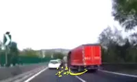  صحنه آهسته از لحظه تصادف وحشتناک یک کامیون سنگین با تریلی