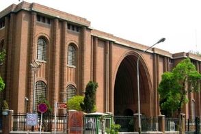 حفاظت جنگی از مجسمه داریوش در موزه ملی ایران