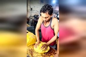 تصاویر کاملا عادی از یک کارخانه قنادی در هند!