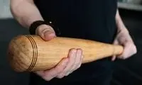 تنبیه بی‌رحمانه مرد جوان با چوب بعد از سرقت