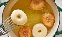 طرز تهیه دونات خانگی نرم و پف‌دار با روکش شکلاتی
