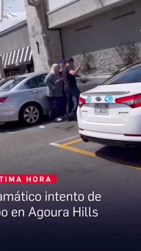 تلاش باورنکردنی یک سارق برای سرقت خودروی یک زن