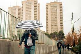 حرکت زیبای سرباز وظیفه در روز بارانی تهران