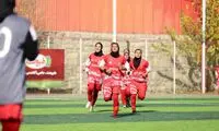 زنان پرسپولیس برای صدرنشینی جشنواره گل به راه انداختند