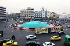 اولین عکس از مجسمه زانو زدن پادشاه رم در میدان انقلاب 