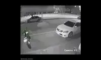 لحظه تصادف دلخراش یک موتور با سرنشین یک خودرو!
