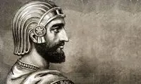 مجسمه سه متری داریوش بزرگ که سر ندارد!