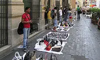 عکسی از یک مرد ویلچرنشینِ دستفروش که عُرضه همه را زیر سوال برد