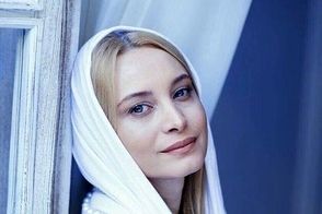 استایل مجلسی عمه خانم سریال فاصله‌ها در دبی