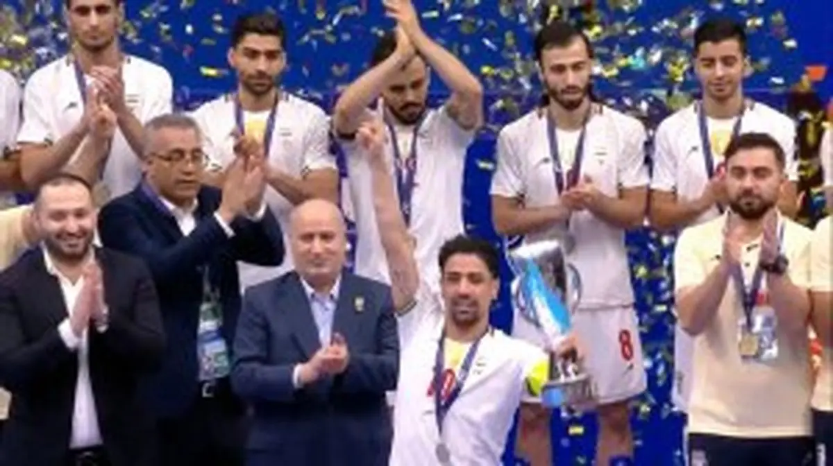 چهره غمگین بازیکنان تیم ملی فوتسال در جشن قهرمانی