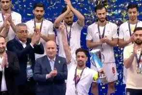 چهره غمگین بازیکنان تیم ملی فوتسال در جشن قهرمانی