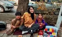 عکسی از دو کودک کار در کنار یک هنرمند خیابانی که وایرال شد