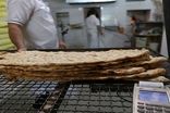 فروش نان کنجدی به قیمت ۴ نان ساده!