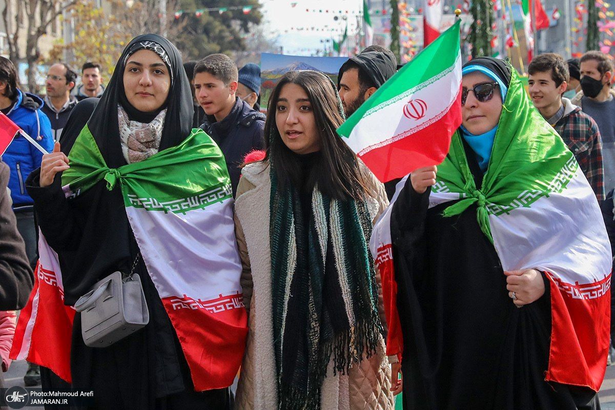 تصویری متفاوت از زنِ بی‌حجاب در راهپیمایی