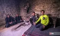 جواد قارایی در ایست بازرسی تفنگ به دست گرفت