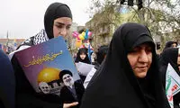 پرچم آمریکا و تابوت سربازانش در راهپیمایی امروز