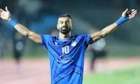 بارانِ بطری روی سر رامین رضاییان در دربی!