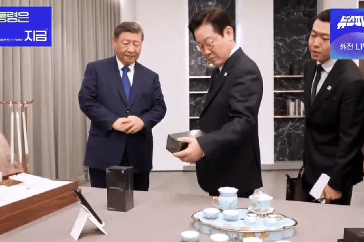 رئیس‌جمهور چین، همتای کره‌ای خود را با دو گوشی شیائومی غافلگیر کرد!