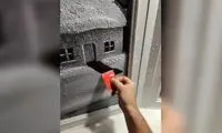 هنرمند بریتانیایی با اسپری برف، پنجره‌ها را نقاشی می‌کند!