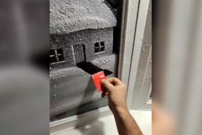 هنرمند بریتانیایی با اسپری برف، پنجره‌ها را نقاشی می‌کند!