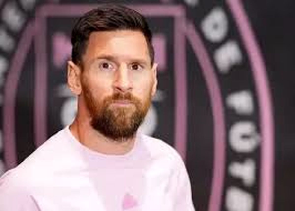 مسی با کت و شلوار در استادیوم نیمهکاره قراردادش را تمدید کرد!