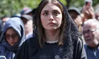ظاهر بهنوش طباطبایی در مراسم اکبر عبدی سوژه شد