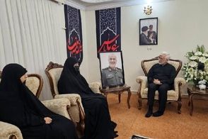 گریه سعید جلیلی بر روی لباس نظامی سردار سلامی