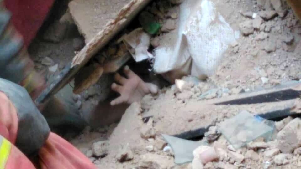 لحظات دلهره‌آور نجات یک کودک از زیر آوار