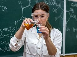  آزمایش عجیب و خطرناک یک معلم شیمی در کلاس درس