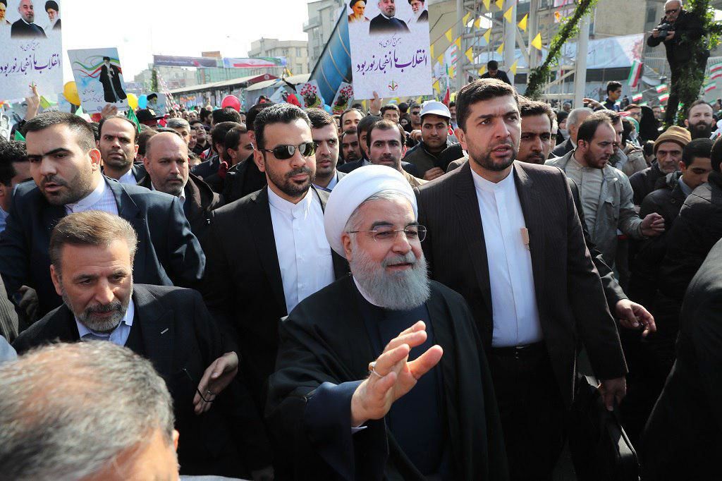 حمله مداح مشهور به روحانی در میدان آزادی 