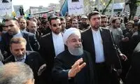 حمله مداح مشهور به روحانی در میدان آزادی 