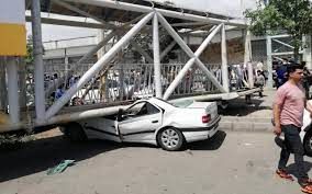 تصاویری از سقوط وحشتناک پل عابر پیاده در تهران
