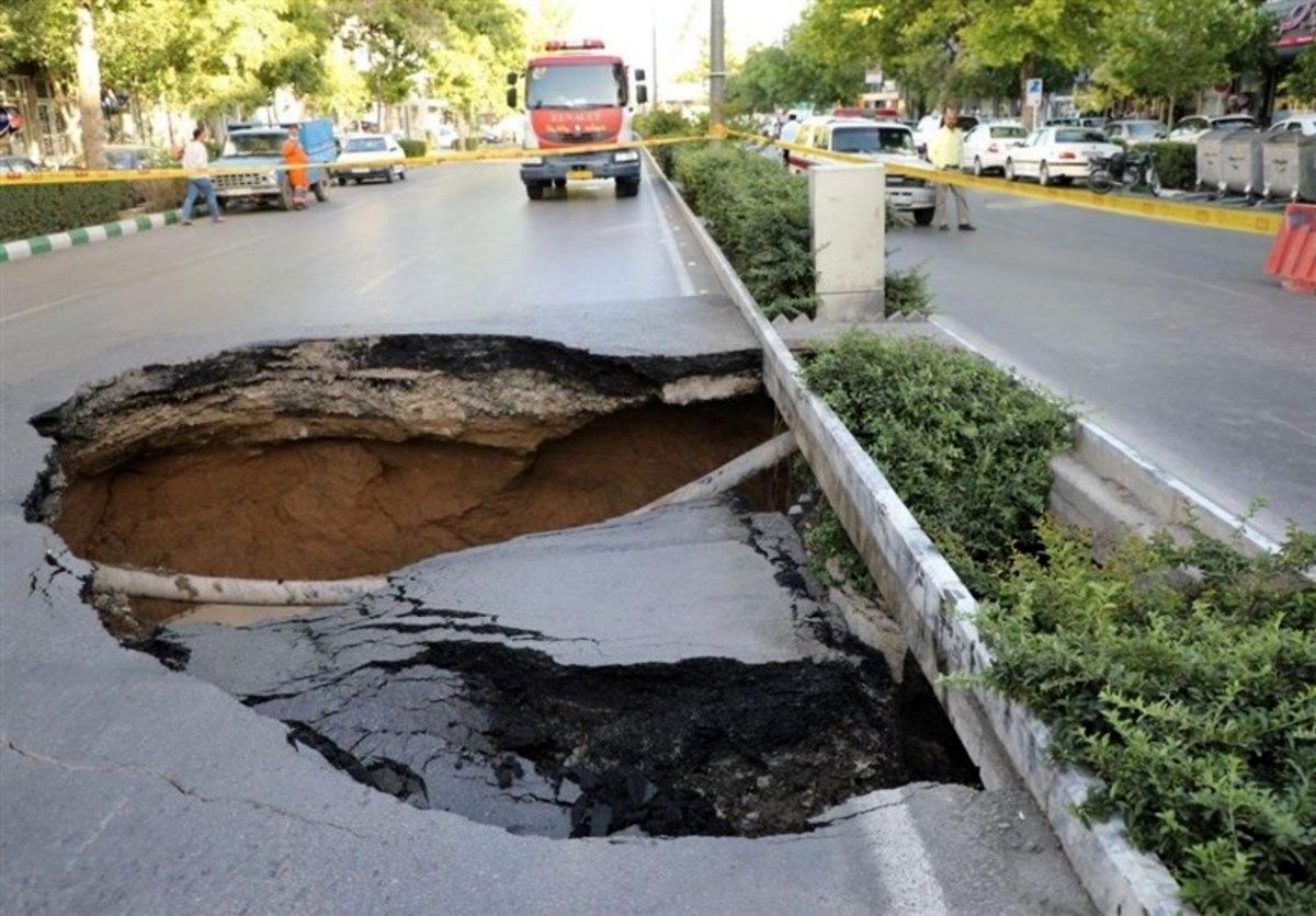 بلعیده شدن وحشتناک یک کامیون وسط خیابان در پی نشست زمین!