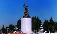تنها مجسمه باقیمانده از پهلوی اول در این میدان تهران است