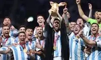 لحظه بالا بردن جام قهرمانی توسط مسی