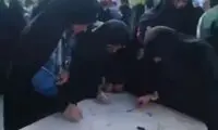 امضای طومار برخورد با بی‌حجابی توسط زنان محجبه