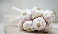 ۸ خاصیت شگفت‌انگیز روغن سیر برای مو 